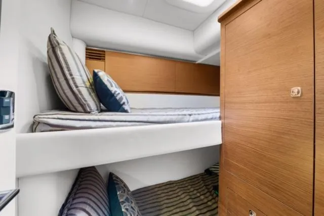 Exodus Yacht Photos Pics Sea Ray 52 Seas The Day - Guest Cabin