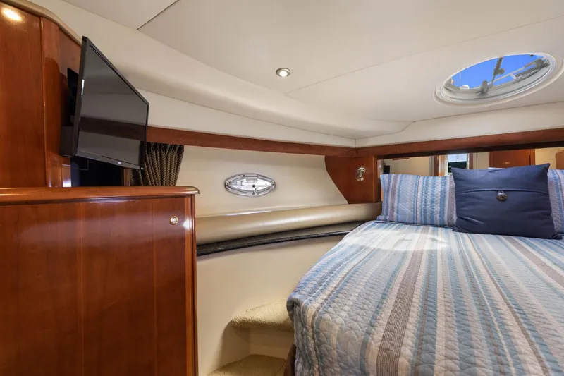 Bella Vita Yacht Photos Pics Luxurious 2008 Meridian 408 Motoryacht cabin with cozy bed and TV.