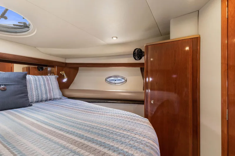 Bella Vita Yacht Photos Pics Luxurious cabin interior of 2008 Meridian 408 Motoryacht with cozy bed and wooden cabinetry.