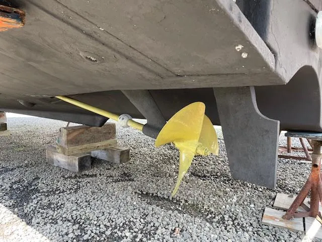 Mae Yacht Photos Pics 2005 Tiara Yachts 3200 propeller and hull on dry dock, supported by wooden blocks.