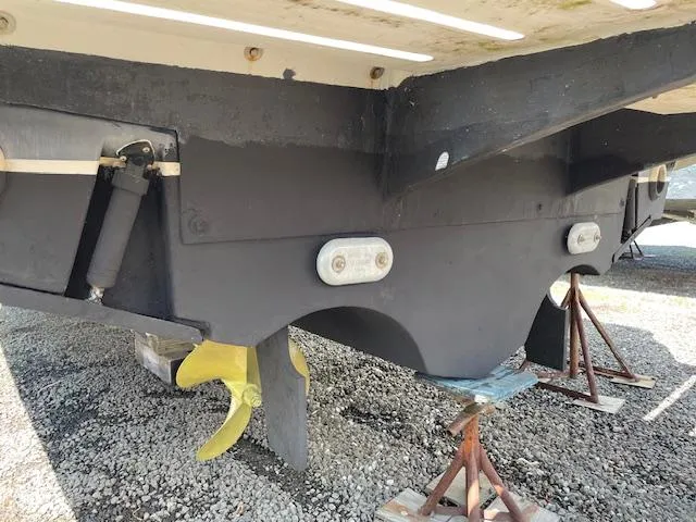 Mae Yacht Photos Pics 2005 Tiara Yachts 3200 boat hull and propeller on stands.