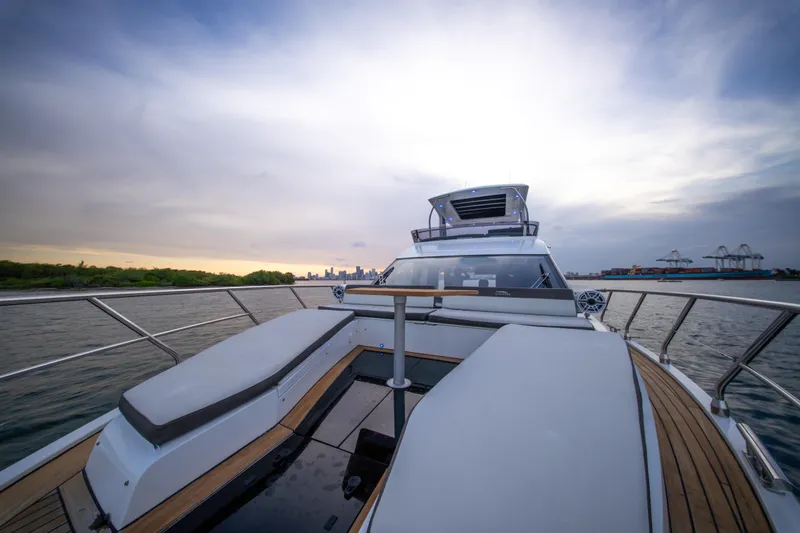 Infinity Yacht Photos Pics 