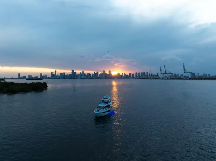 Infinity Yacht Photos Pics 