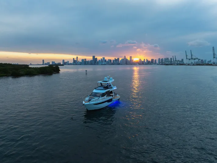 Infinity Yacht Photos Pics 