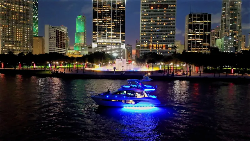 Infinity Yacht Photos Pics 