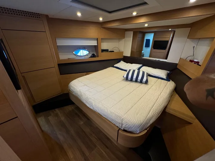  Yacht Photos Pics Pershing 64 master cabin