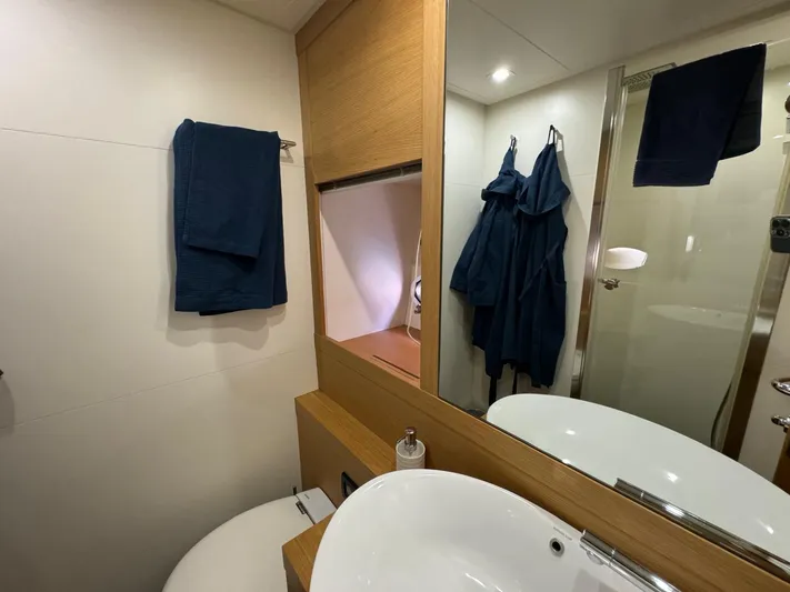  Yacht Photos Pics Pershing 64 head