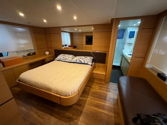  Yacht Photos Pics Pershing 64 vip cabin