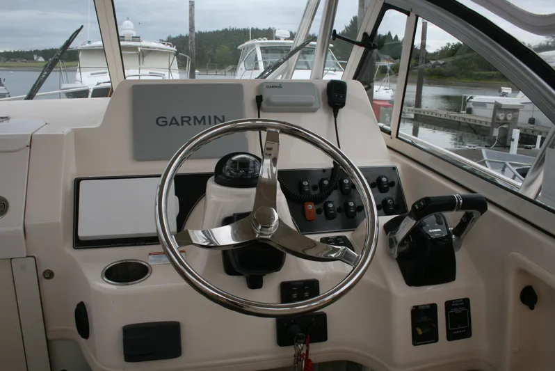  Yacht Photos Pics 2020 Grady-White Gulfstream 232 helm with Garmin navigation system and controls.