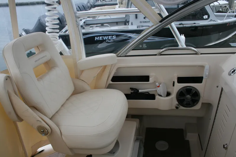  Yacht Photos Pics Interior of a 2020 Grady-White Gulfstream 232 boat with a comfortable captain's chair.