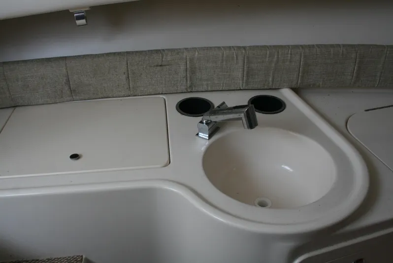  Yacht Photos Pics 2020 Grady-White Gulfstream 232 boat interior sink and counter area.