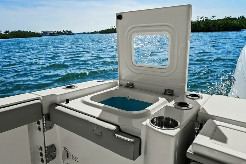  Yacht Photos Pics 2024 Pursuit S 358 Sport - Livewell