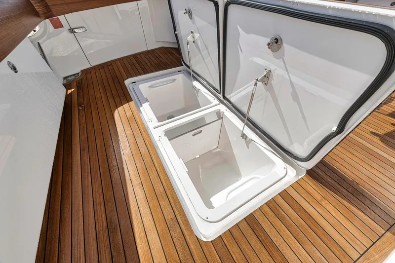 Lucky Wave Yacht Photos Pics Viking 80 Lucky Wave -  Cockpit