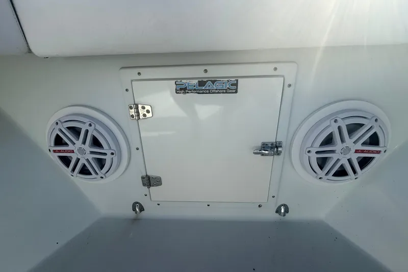  Yacht Photos Pics 2003 Contender 27 Open boat with JL Audio speakers and Pelagic gear compartment.