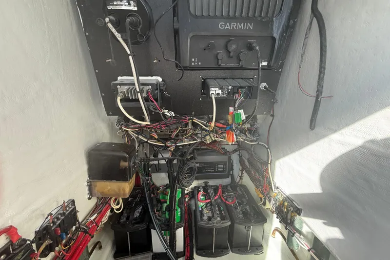  Yacht Photos Pics Electrical system of a 2003 Contender 27 Open boat with Garmin equipment.