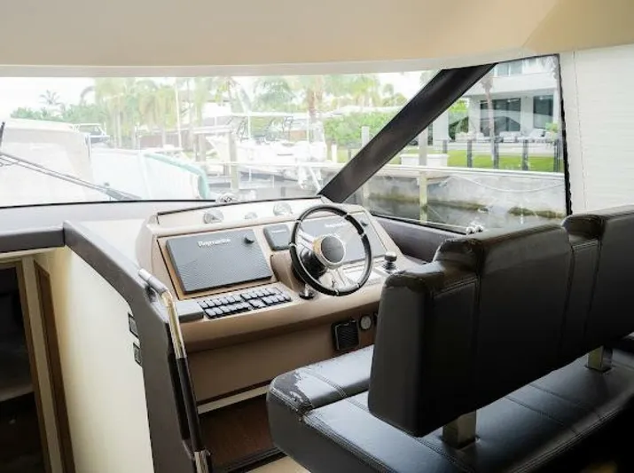 Back Stage Yacht Photos Pics 2018 Prestige 560 - Image 13