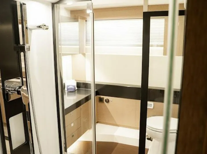 Back Stage Yacht Photos Pics 2018 Prestige 560 - Image 21