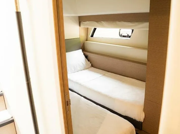 Back Stage Yacht Photos Pics 2018 Prestige 560 - Image 25