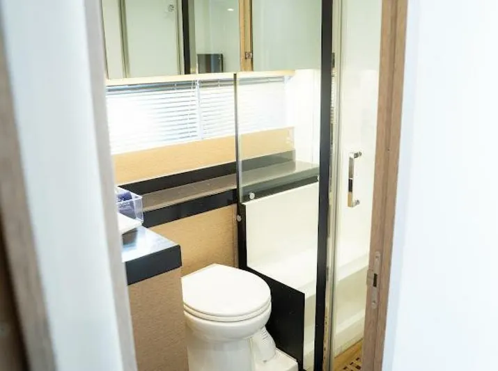 Back Stage Yacht Photos Pics 2018 Prestige 560 - Image 26