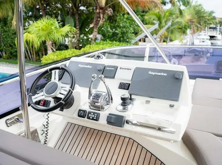 Back Stage Yacht Photos Pics 2018 Prestige 560 - Image 5