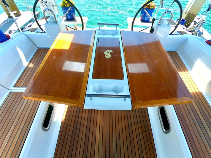 R & R Yacht Photos Pics 