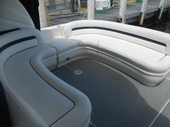  Yacht Photos Pics Spacious seating area on a 2004 Sea Ray 420 Sundancer yacht.