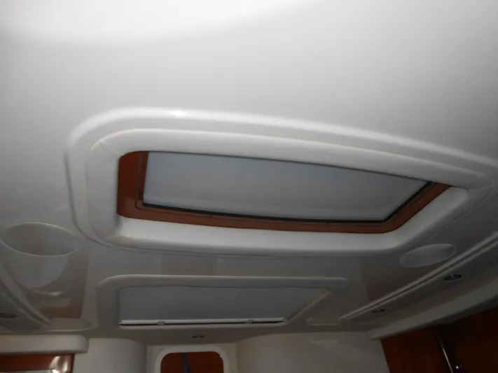  Yacht Photos Pics Ceiling interior of 2004 Sea Ray 420 Sundancer yacht with skylight.