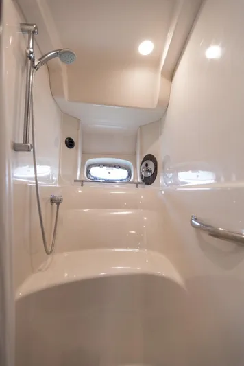  Yacht Photos Pics Shower area in 2007 Sea Ray 515 Sundancer yacht, featuring sleek design and modern fixtures.