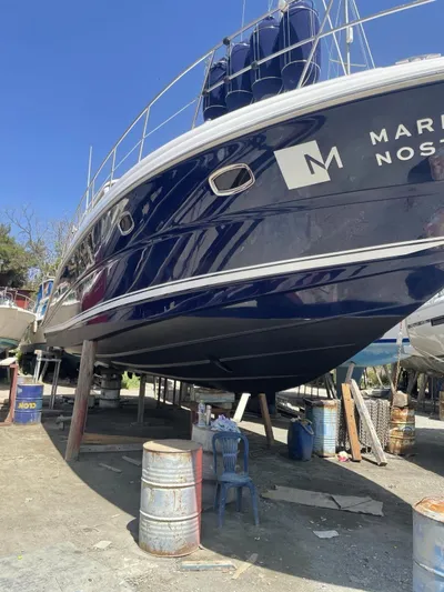  Yacht Photos Pics 2007 Sea Ray 515 Sundancer yacht on dry dock, blue hull, sunny day.