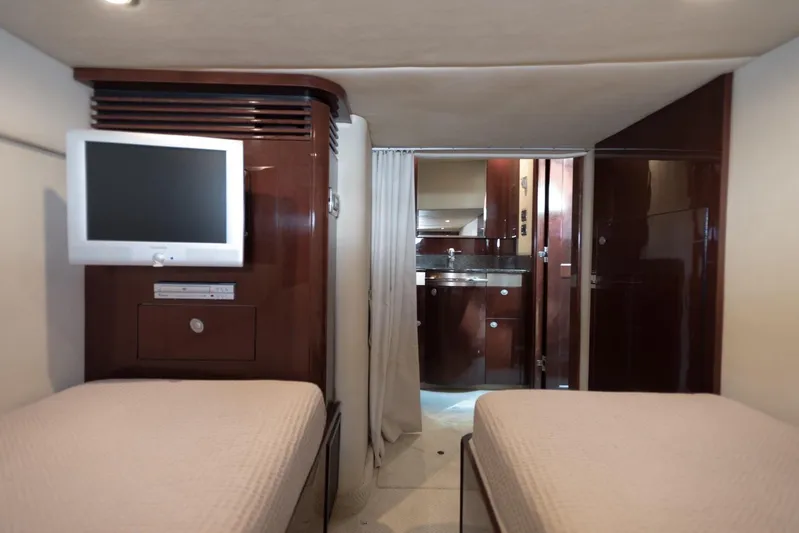 Yacht Photos Pics Interior of 2007 Sea Ray 515 Sundancer yacht with twin beds and TV.
