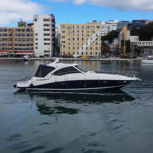  Yacht Photos Pics 2007 Sea Ray 515 Sundancer yacht cruising near urban waterfront buildings.