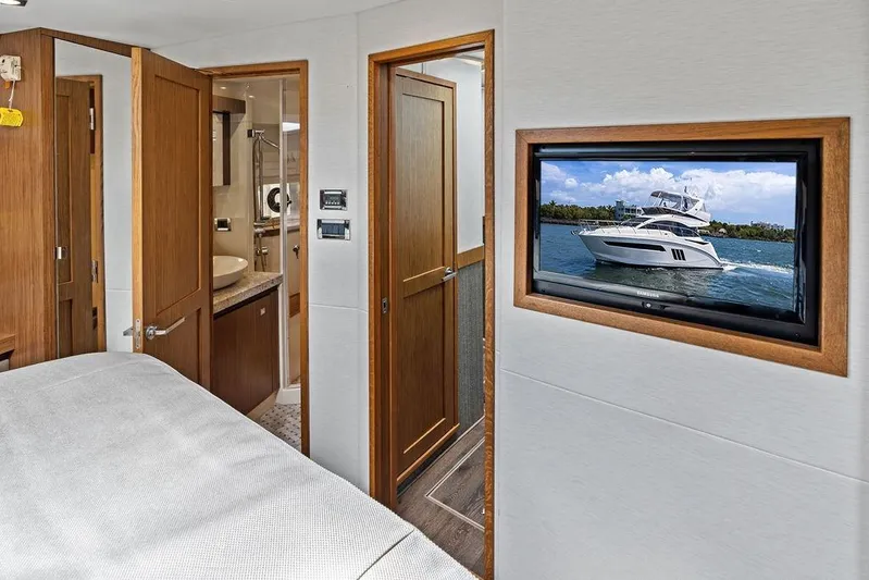 Ern'd It Yacht Photos Pics Luxurious interior of 2017 Sea Ray Fly 510 yacht with modern amenities.