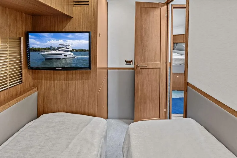 Ern'd It Yacht Photos Pics Interior of 2017 Sea Ray Fly 510 yacht with twin beds and wall-mounted TV.