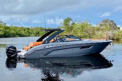 2022 33' Cruisers Yachts-338 South Beach Edition Bow Rider Naples, FL, US