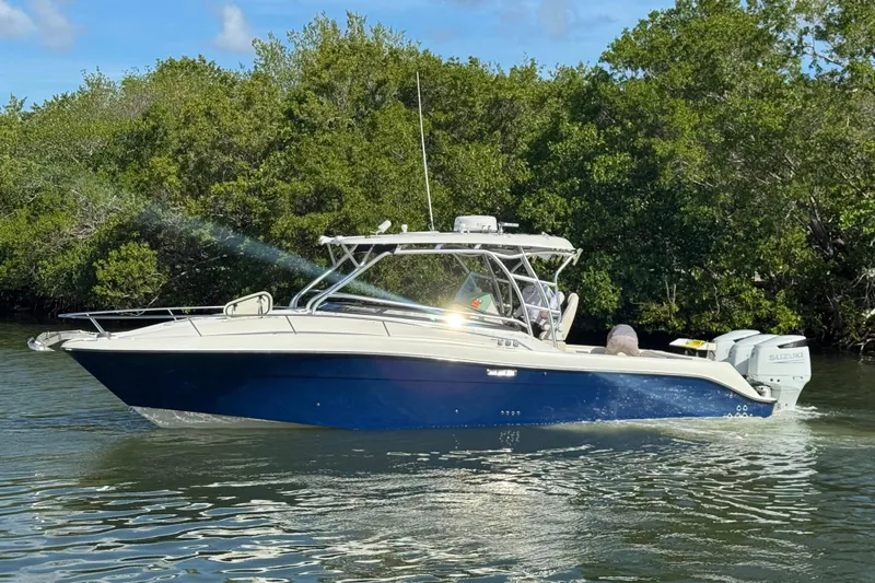  Yacht Photos Pics 2007 Hydra-Sports Vector 3300 VX boat cruising on a calm river.