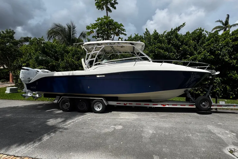  Yacht Photos Pics 2007 Hydra-Sports Vector 3300 VX boat on trailer, parked outdoors.