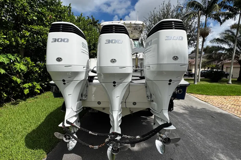  Yacht Photos Pics 2007 Hydra-Sports Vector 3300 VX with triple Suzuki 300 outboard engines.