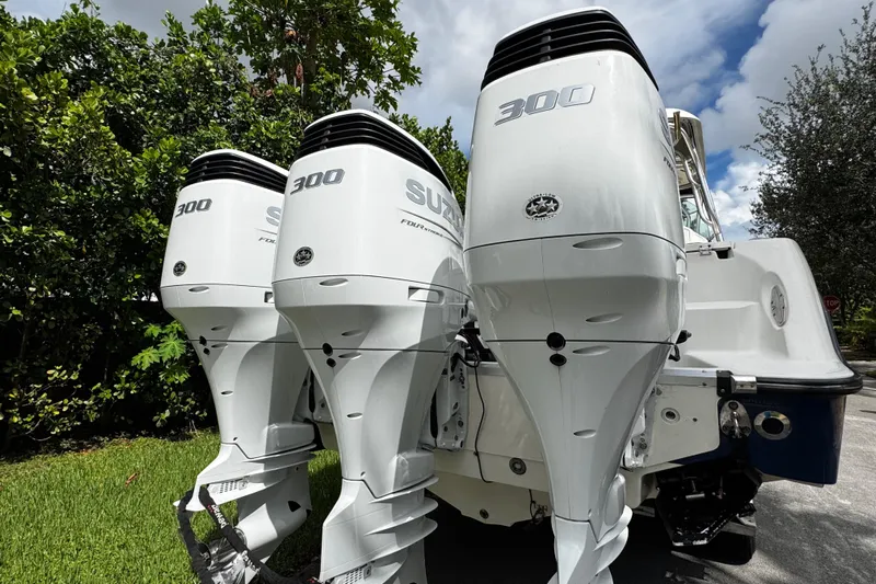  Yacht Photos Pics Triple 300 horsepower outboard engines on a 2007 Hydra-Sports Vector 3300 VX boat.