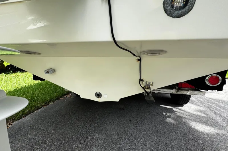  Yacht Photos Pics 2007 Hydra-Sports Vector 3300 VX boat hull and trailer detail.