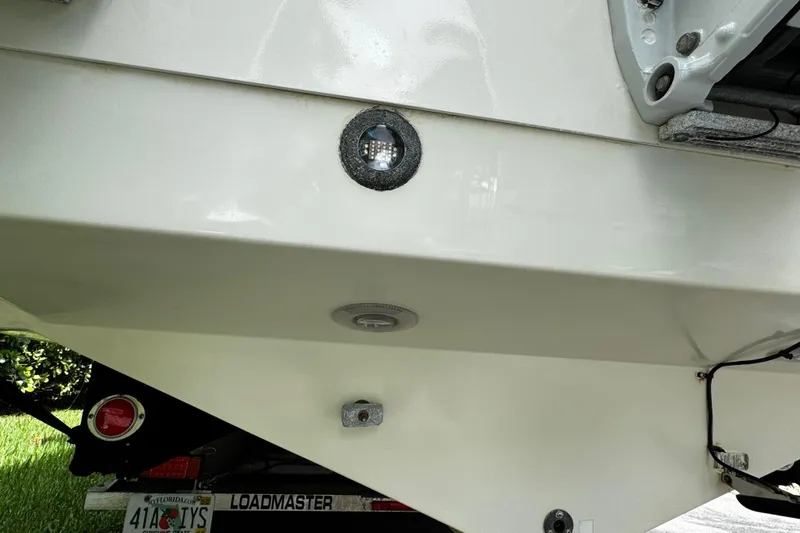  Yacht Photos Pics 2007 Hydra-Sports Vector 3300 VX boat on trailer, showing hull and lighting details.