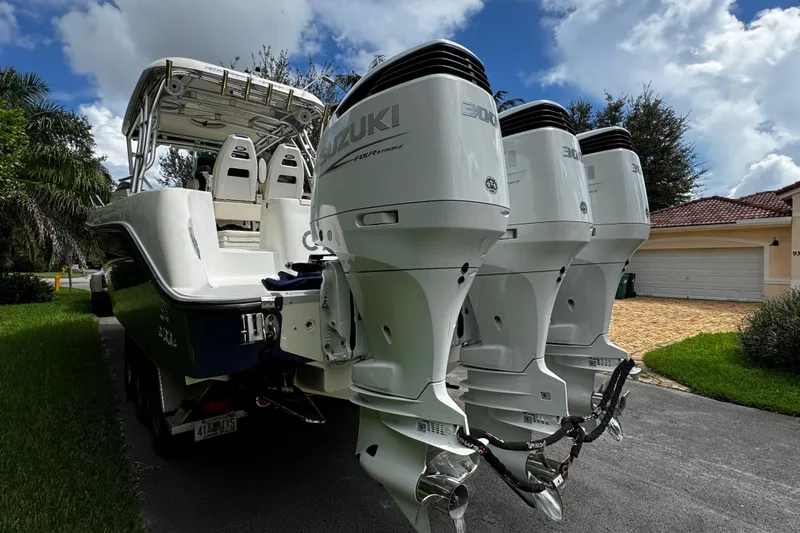  Yacht Photos Pics 2007 Hydra-Sports Vector 3300 VX boat with triple Suzuki outboard motors.