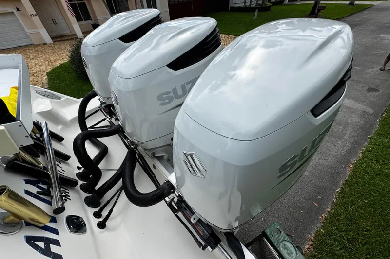  Yacht Photos Pics Triple Suzuki outboard engines on a 2007 Hydra-Sports Vector 3300 VX boat.