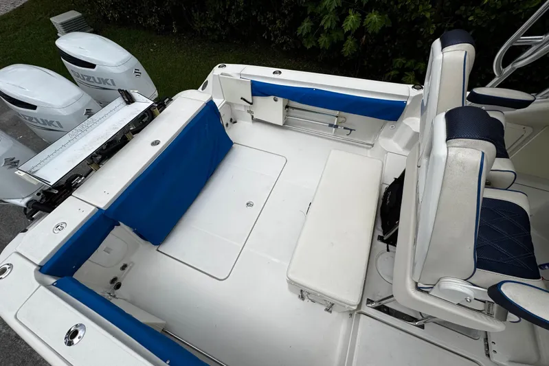  Yacht Photos Pics 2007 Hydra-Sports Vector 3300 VX boat interior with blue seating and Suzuki outboard motors.