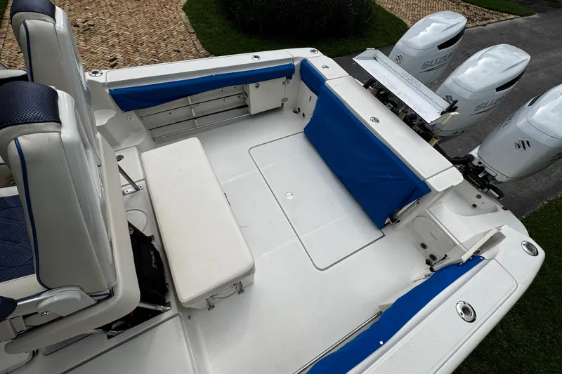  Yacht Photos Pics 2007 Hydra-Sports Vector 3300 VX boat deck with seating and Suzuki outboard engines.