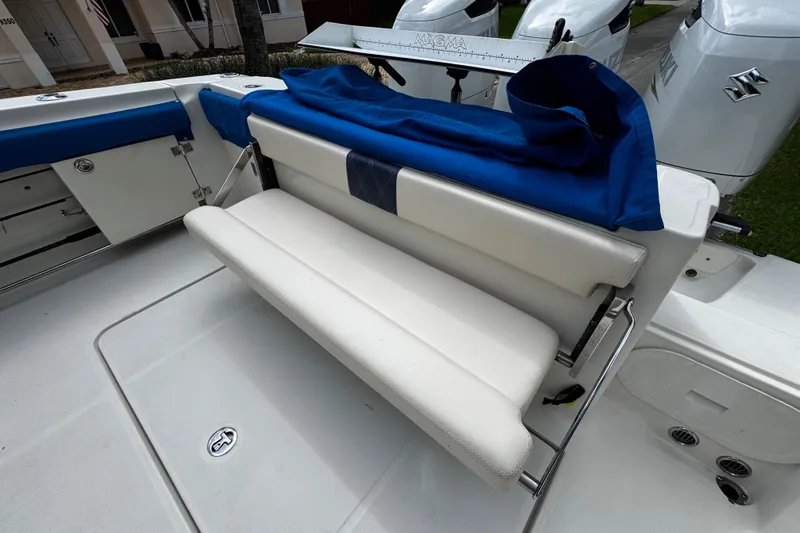  Yacht Photos Pics 2007 Hydra-Sports Vector 3300 VX boat with white seating and blue cover.