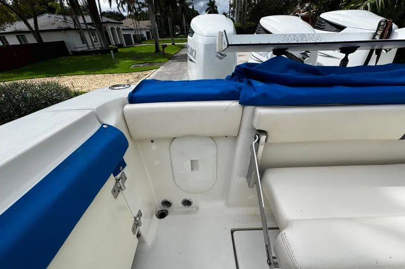  Yacht Photos Pics 2007 Hydra-Sports Vector 3300 VX boat interior with blue and white seating.