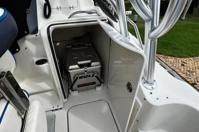  Yacht Photos Pics 2007 Hydra-Sports Vector 3300 VX boat interior with storage compartment and Engel cooler.