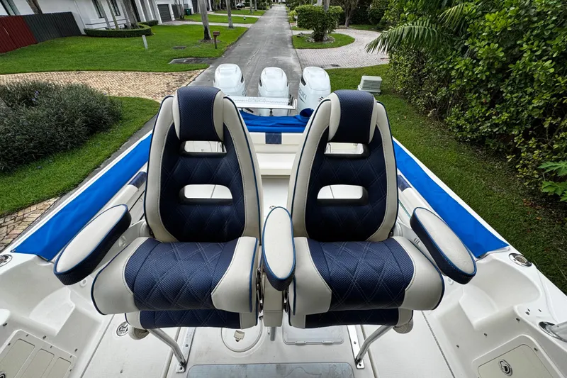  Yacht Photos Pics 2007 Hydra-Sports Vector 3300 VX boat with dual blue and white captain seats.