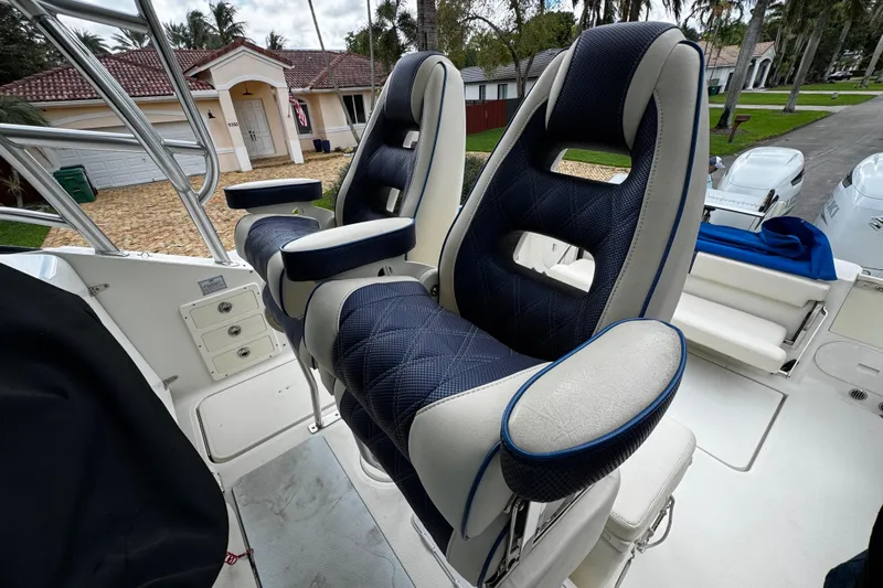  Yacht Photos Pics 2007 Hydra-Sports Vector 3300 VX boat seats, featuring blue and white cushioned design.