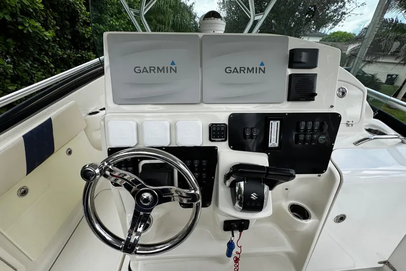 Yacht Photos Pics 2007 Hydra-Sports Vector 3300 VX helm with Garmin navigation system and controls.